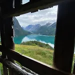 By Oppstrynsvatnet, Hjelle Дом отдыха Стрюн