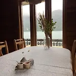 By Oppstrynsvatnet, Hjelle * Стрюн