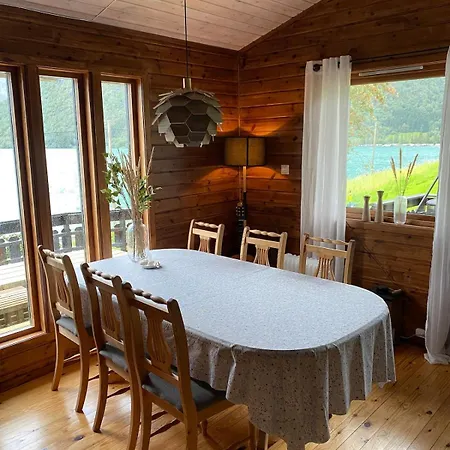 By Oppstrynsvatnet, Hjelle