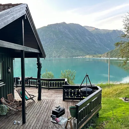 By Oppstrynsvatnet, Hjelle Stryn