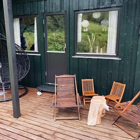 By Oppstrynsvatnet, Hjelle