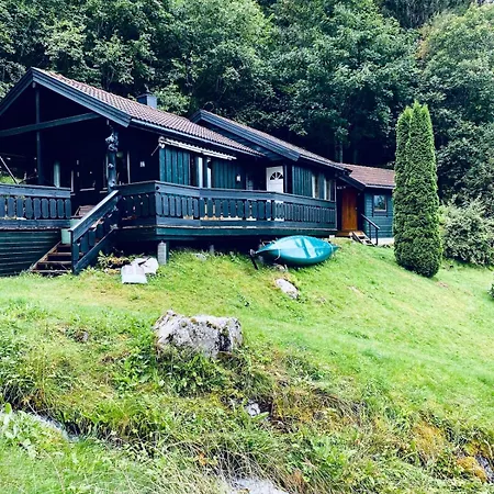 By Oppstrynsvatnet, Hjelle בית נופש