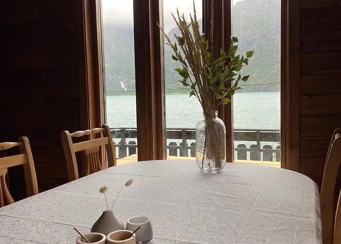 By Oppstrynsvatnet, Hjelle * Stryn