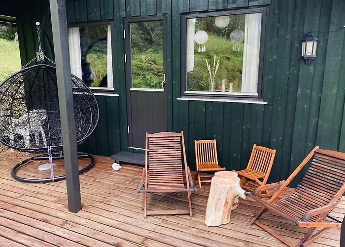 By Oppstrynsvatnet, Hjelle