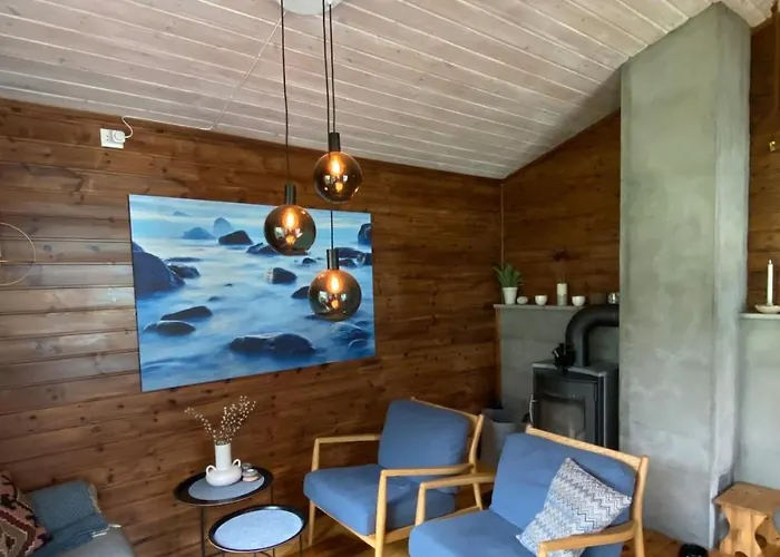 By Oppstrynsvatnet, Hjelle *