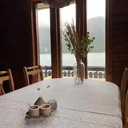 By Oppstrynsvatnet, Hjelle * ストリン