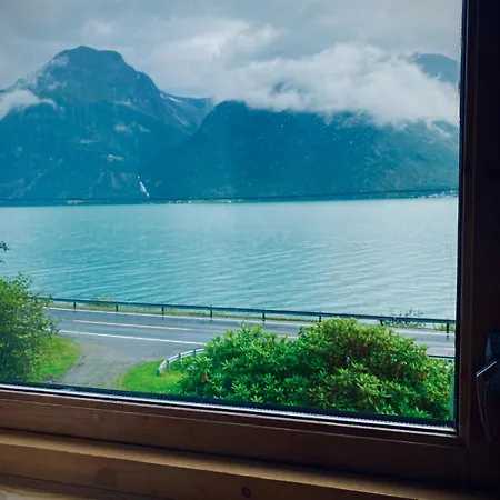 By Oppstrynsvatnet, Hjelle 別荘