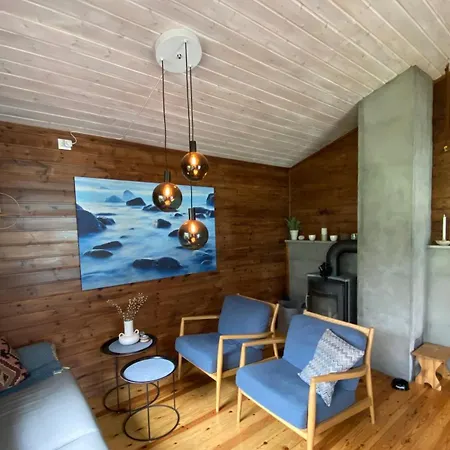 By Oppstrynsvatnet, Hjelle *